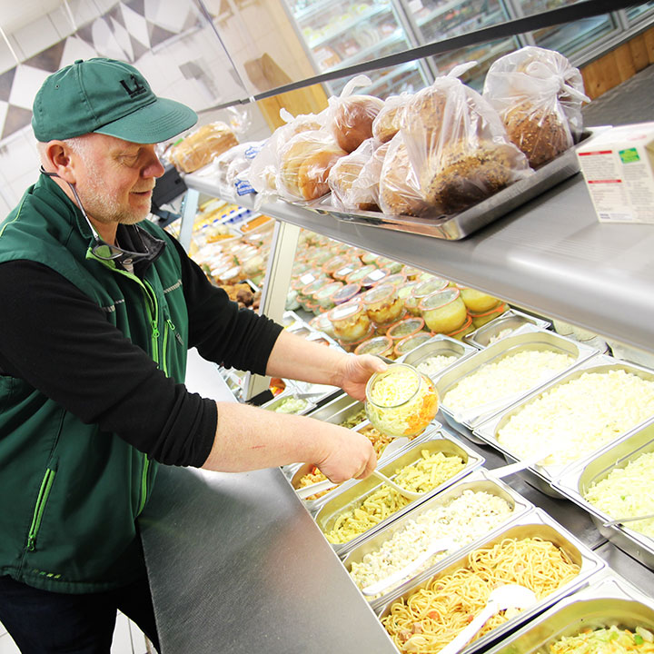 Bauer Küppers beim Salat abfüllen